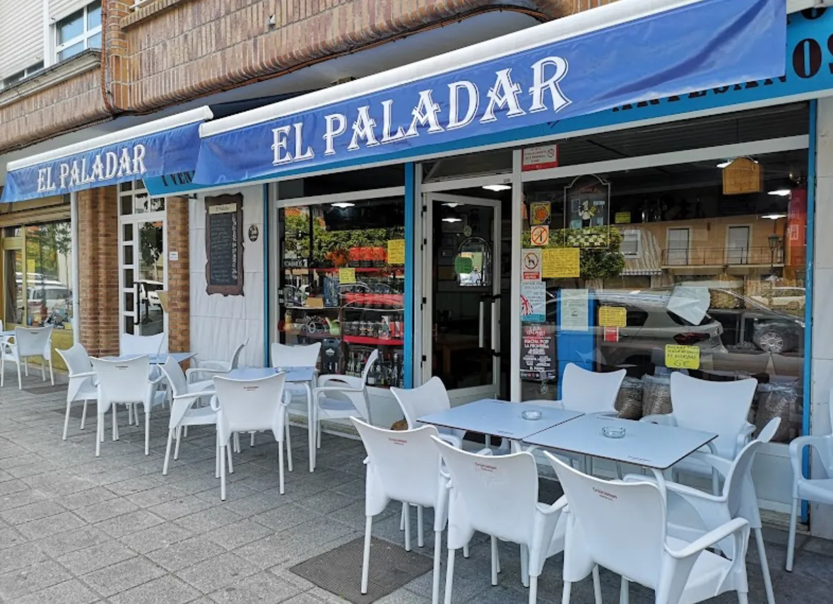 La fachada de El Paladar en la Plaza del Pescador