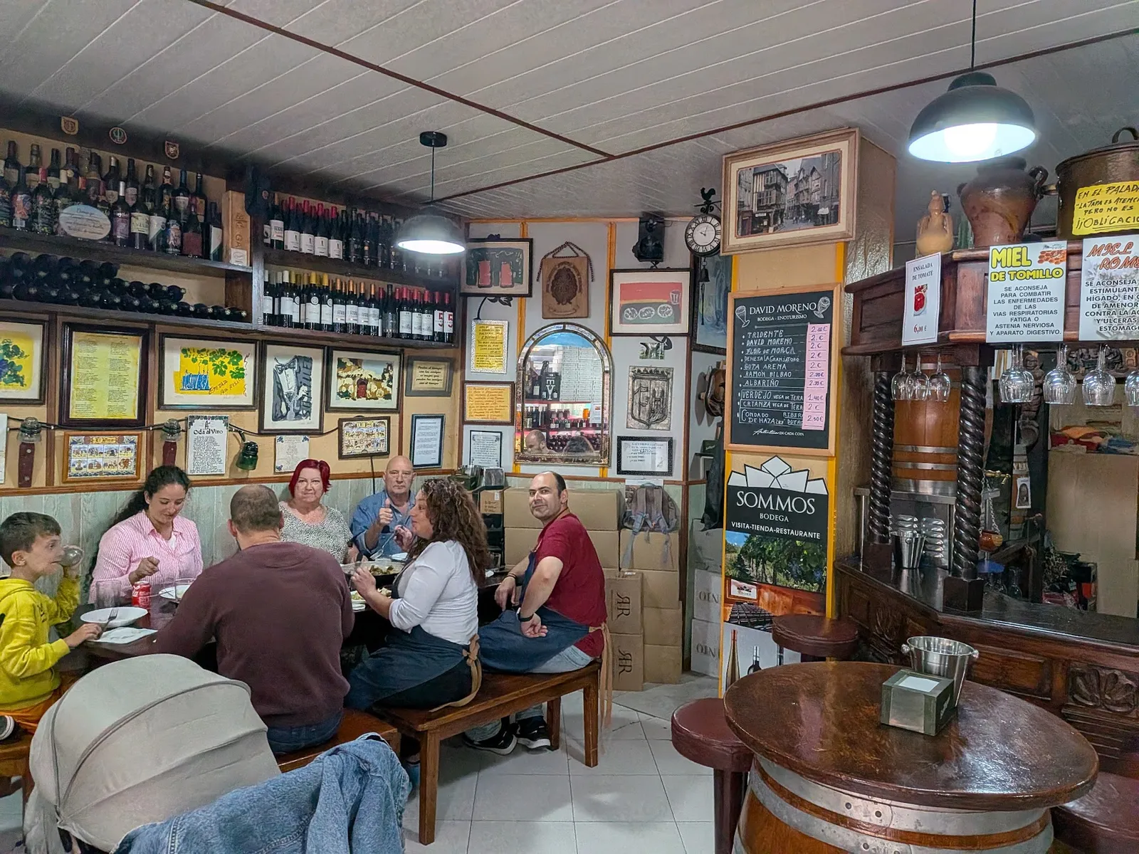 La taberna llena de gente